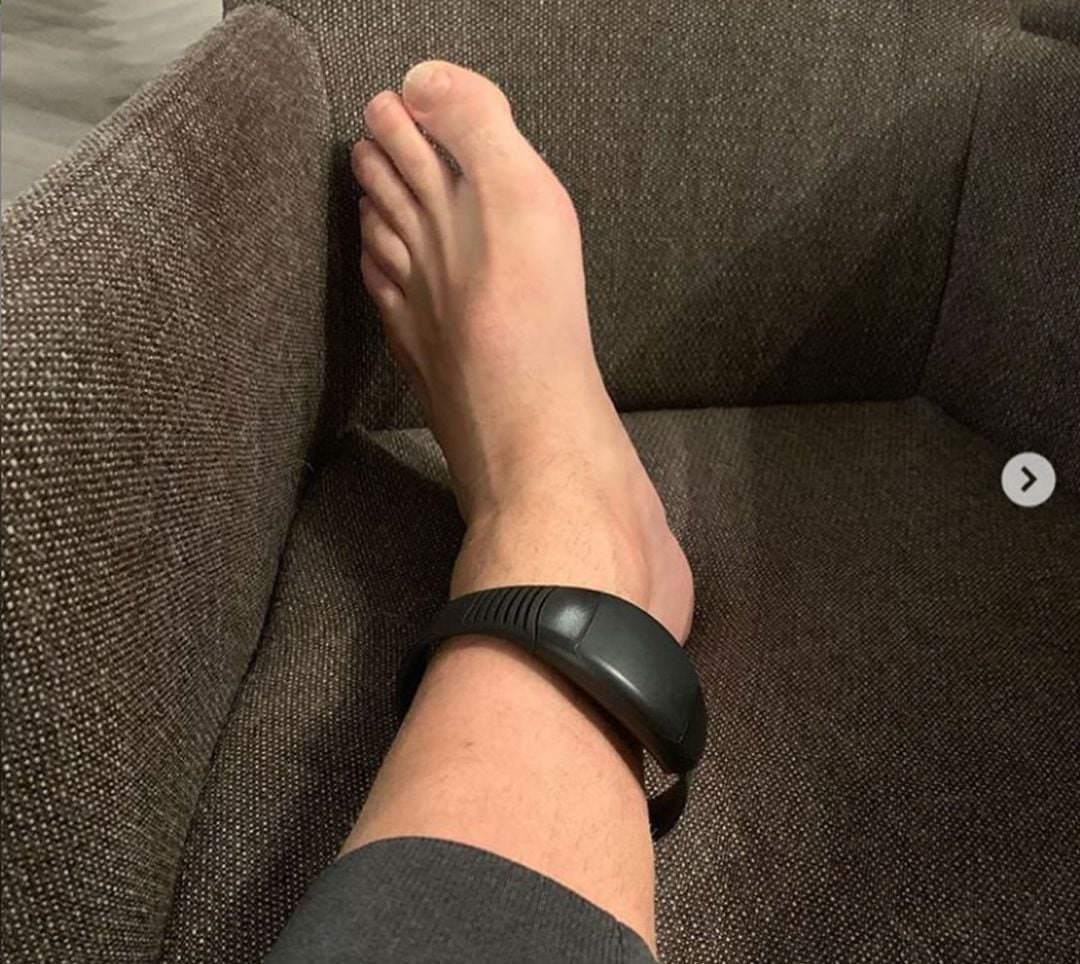 Foto publicada por Bendtner en su Instagram con la tobillera electrónica puesta