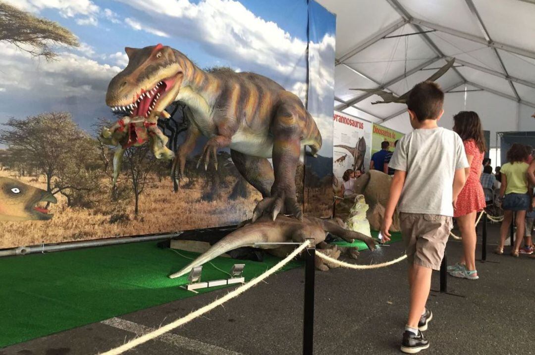 Dinosaures a tamany natural al recinte firal de Maó.