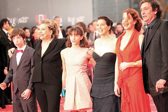 El equipo de &#039;Pa negre&#039;, en la alfombra roja de los Premios Goya 2011, que se celebraron en el Teatro Real por el 25 aniversario de los galardones. La cinta de Villaronga fue la triunfadora