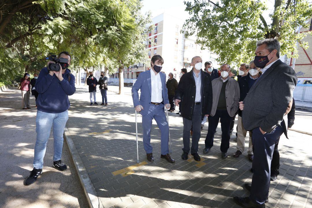 Instante de la visita de Juan Espadas a las obras en Ronda de Tejares