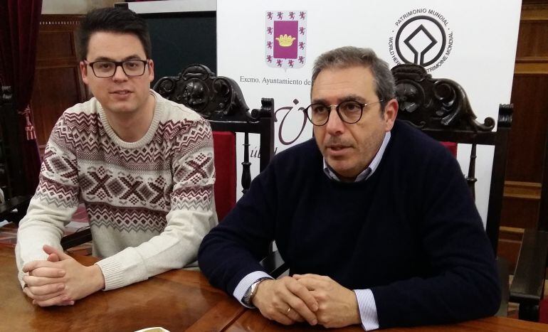 El concejal de Juventud, Francisco Javier Lozano, y el presidente de la Unión de Cofradías, Felipe Torres Villalba, durante la presentación de la actividad cofrade