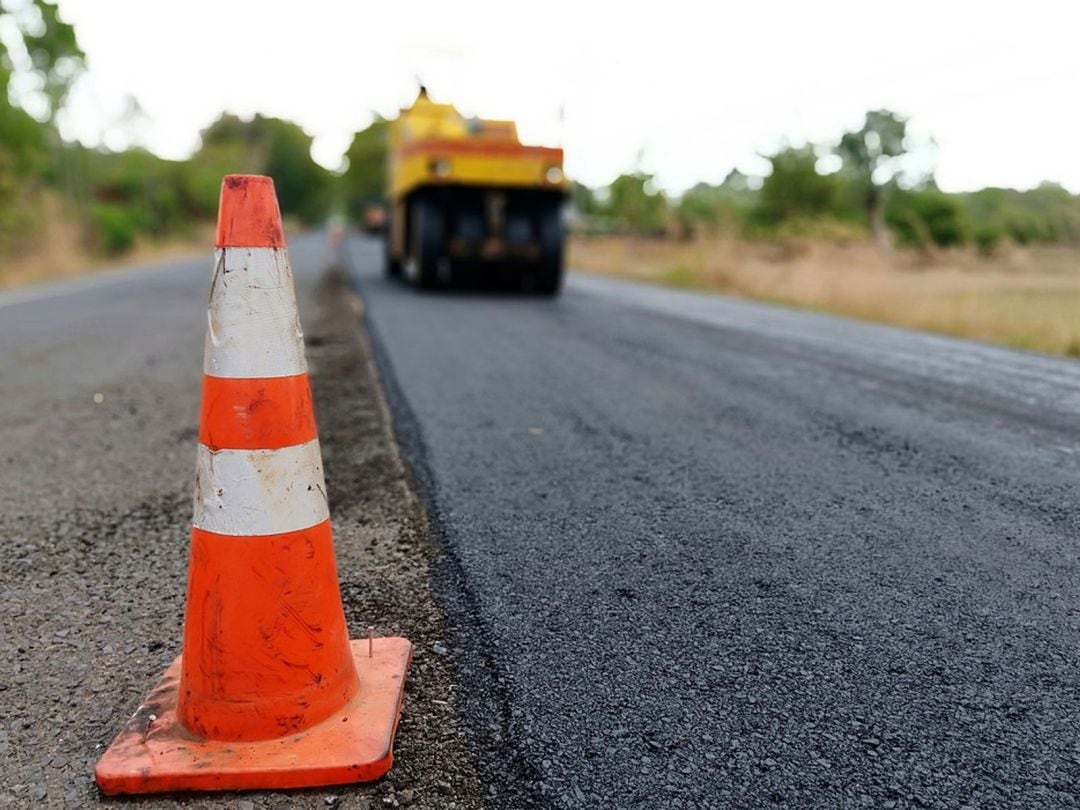 Trabajos de asfaltado en una carretera