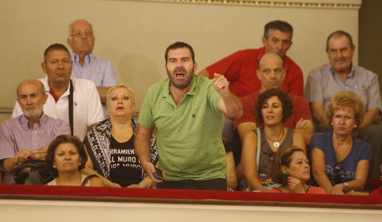 Antonio Hernández acompañado de miembros de la Plataforma Pro Soterramiento reivindicando el soterramiento en el pleno del Ayuntamiento de Murcia.