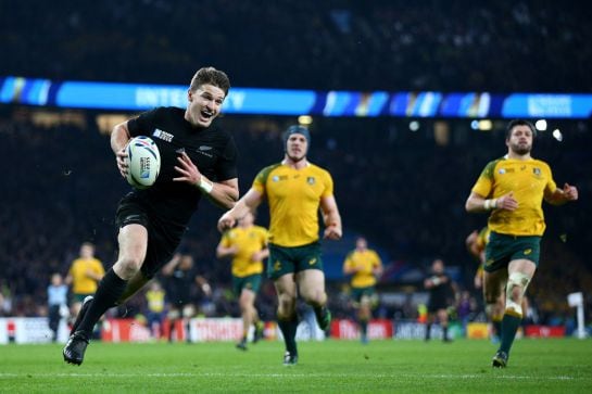 Beauden Barrett anota para Nueva Zelanda.