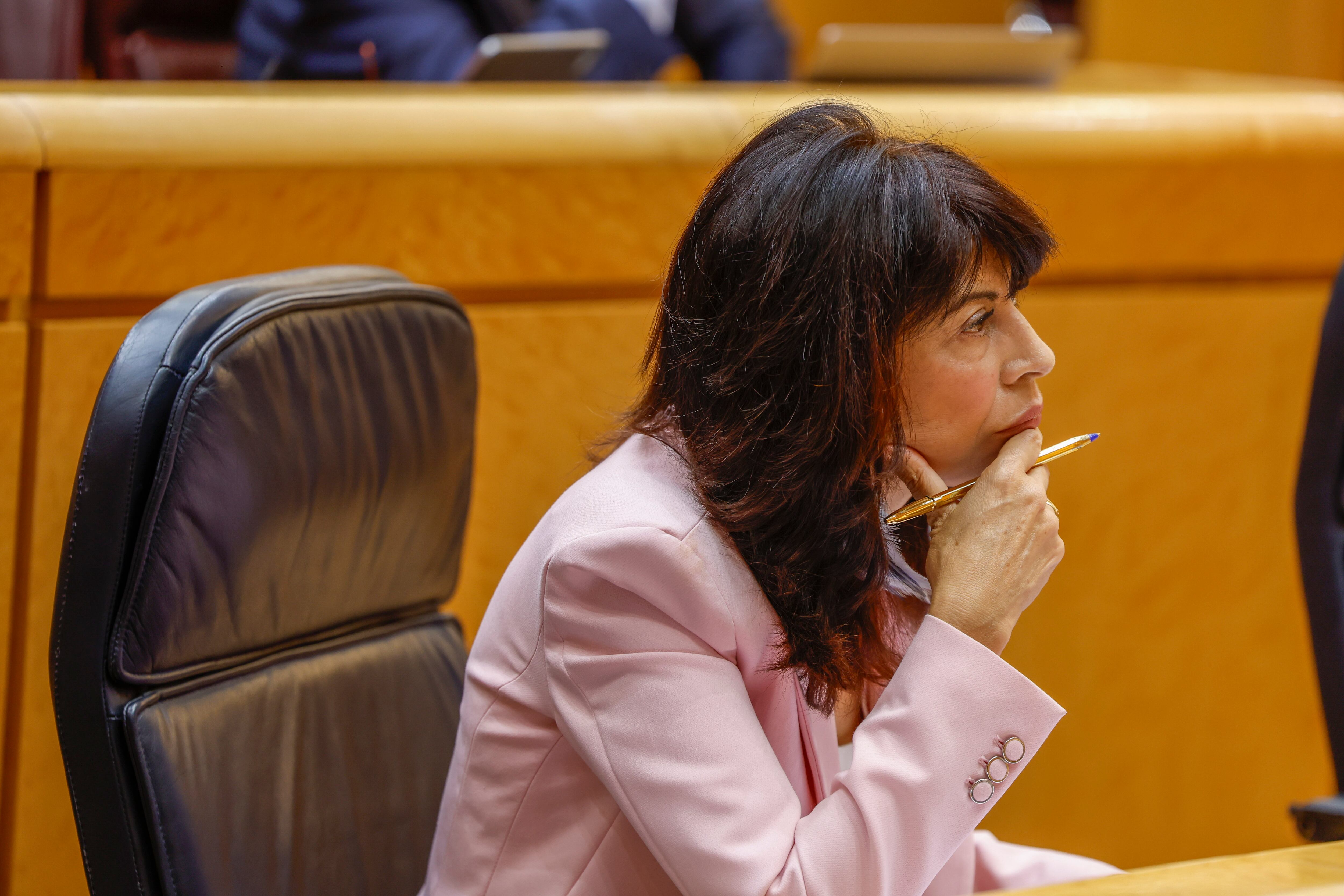 La ministra de Igualdad, Ana Redondo, escucha las intervenciones de los senadores durante el pleno del Senado.