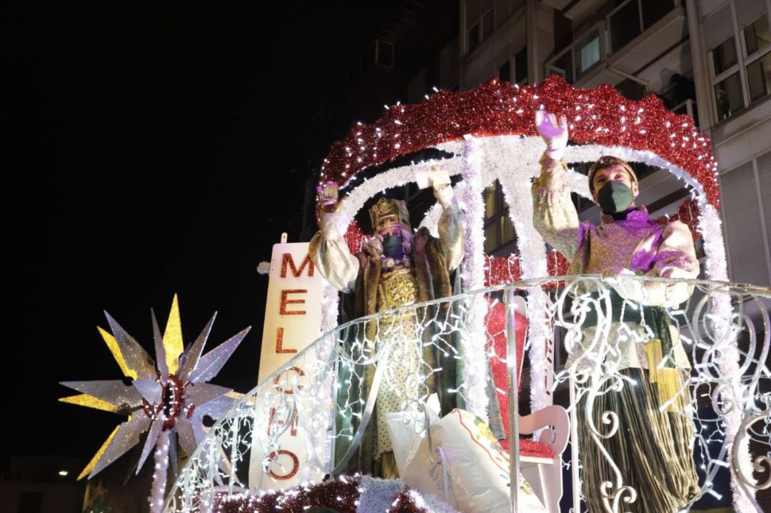 Melchor, con mascarilla, saluda desde su carroza 