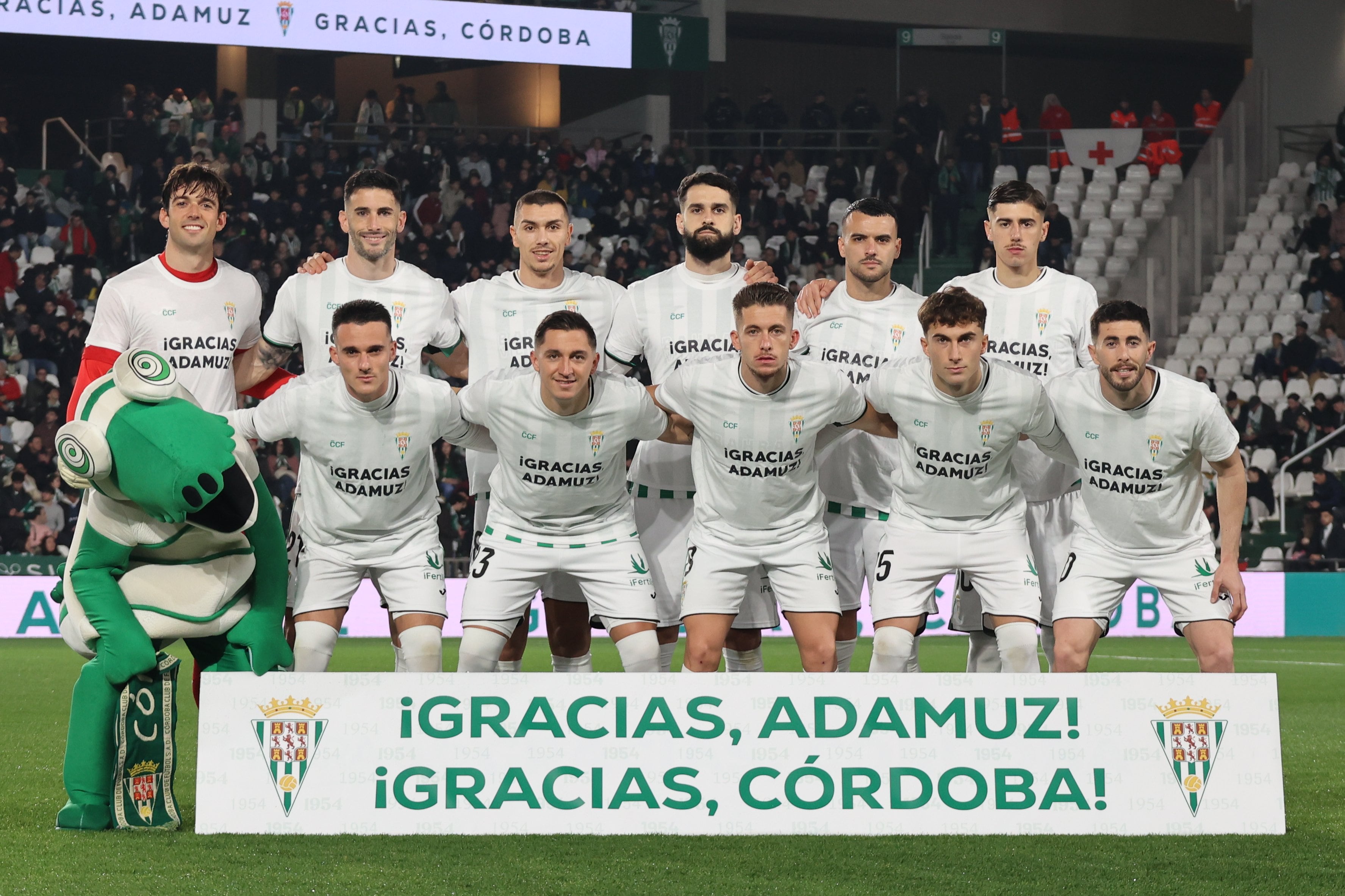 Onde inicial del Córdoba, con camisetas en apoyo al pueblo de Adamuz (prensa CCF)