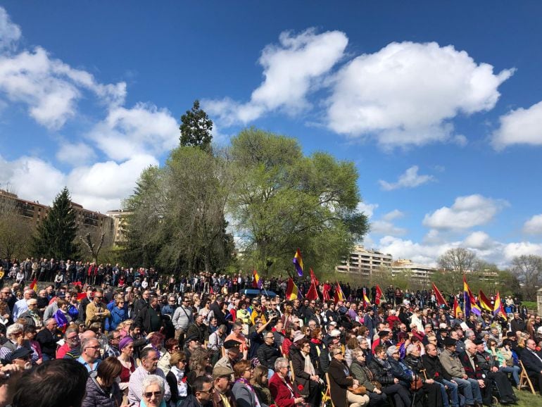 Centenares de personas en 2018 en el acto en recuerdo de las víctimas navarras del franquismo.