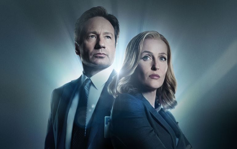 Los agentes Mulder y Scully en el poster promocional de &#039;Expediente X&#039;