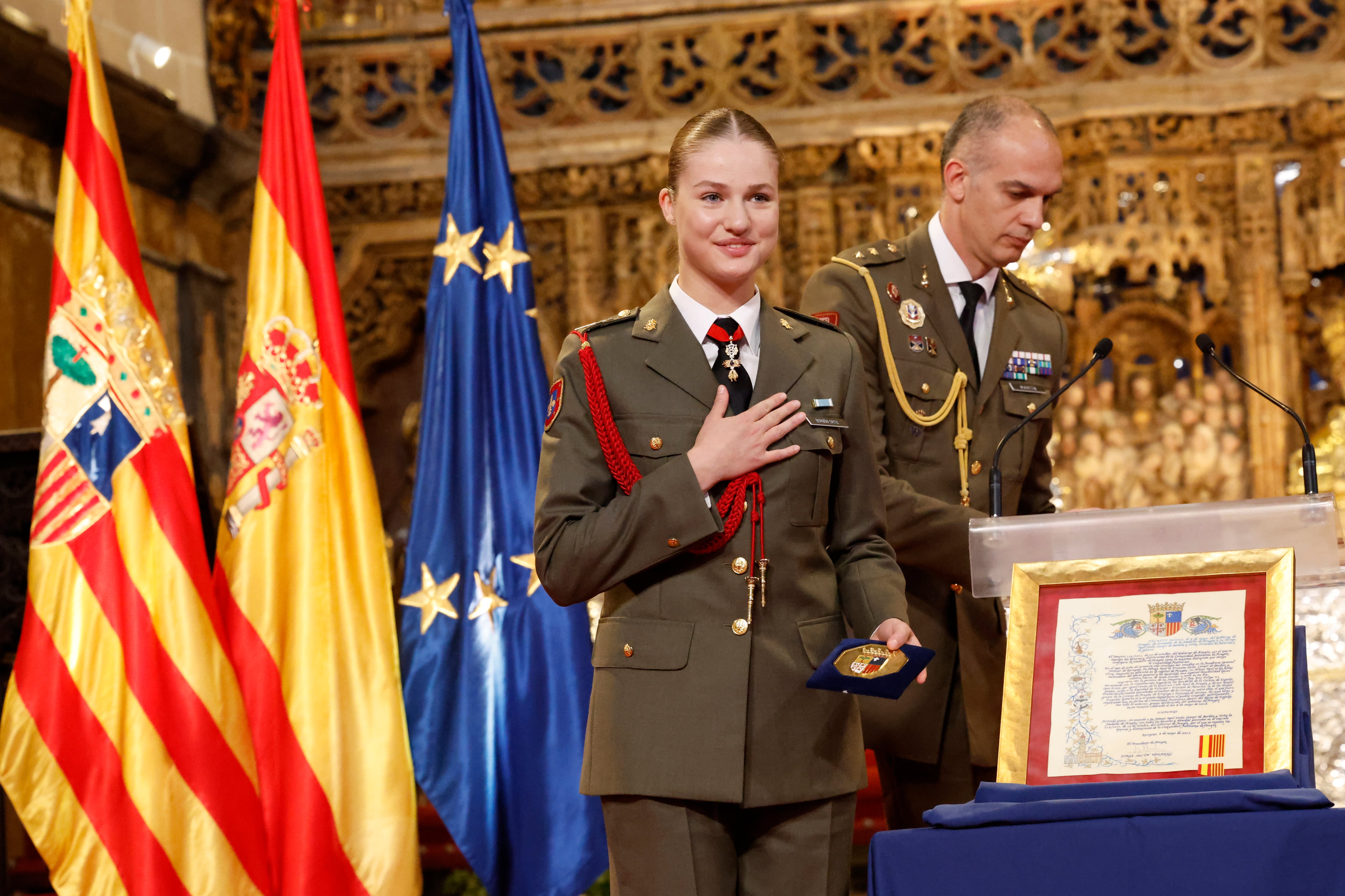 ZARAGOZA, 21/05/2024.- La princesa de Asturias, Leonor de Borbón, hace un gesto de agradecimiento después de recibir la Medalla de Aragón este martes en una jornada en la que se le rindieron sendos homenajes en Zaragoza. EFE/ Francisco Gómez/Casa Real ***SOLO USO EDITORIAL/SOLO DISPONIBLE PARA ILUSTRAR LA NOTICIA QUE ACOMPAÑA (CRÉDITO OBLIGATORIO)***
