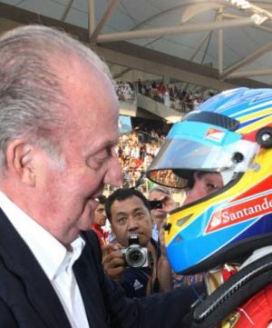 El rey Juan Carlos charla con Fernando Alonso