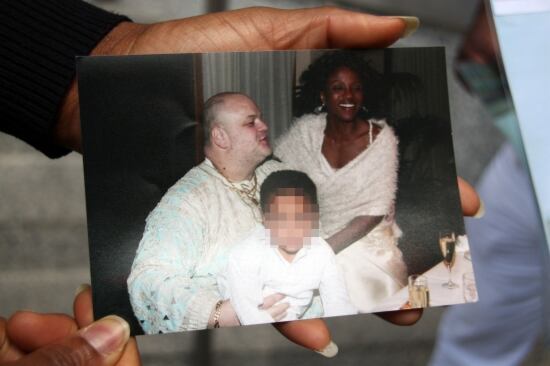 Diversos membres d'una associació de ciutadans nigerians de Salt ha mostrat fotografies d'Eunice Agbontaen, la dona assessinada a trets per la seva parella i de l'empresari francès Bernard A. amb el fill en comú de la parella.