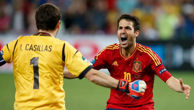 Iker Casillas y Cesc Fàbregas se abrazan segundos después de sellar el pase a la final de la Eurocopa