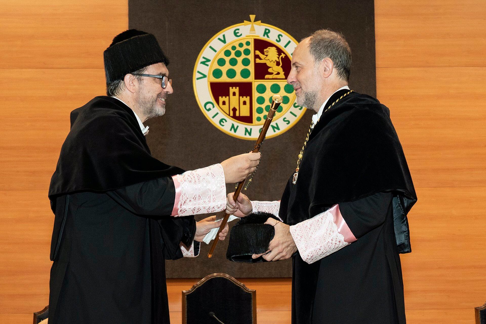 Nicolás Ruiz Recoge El Bastón De Mando De Manos De Juan Gómez, Su Antecesor En El Cargo