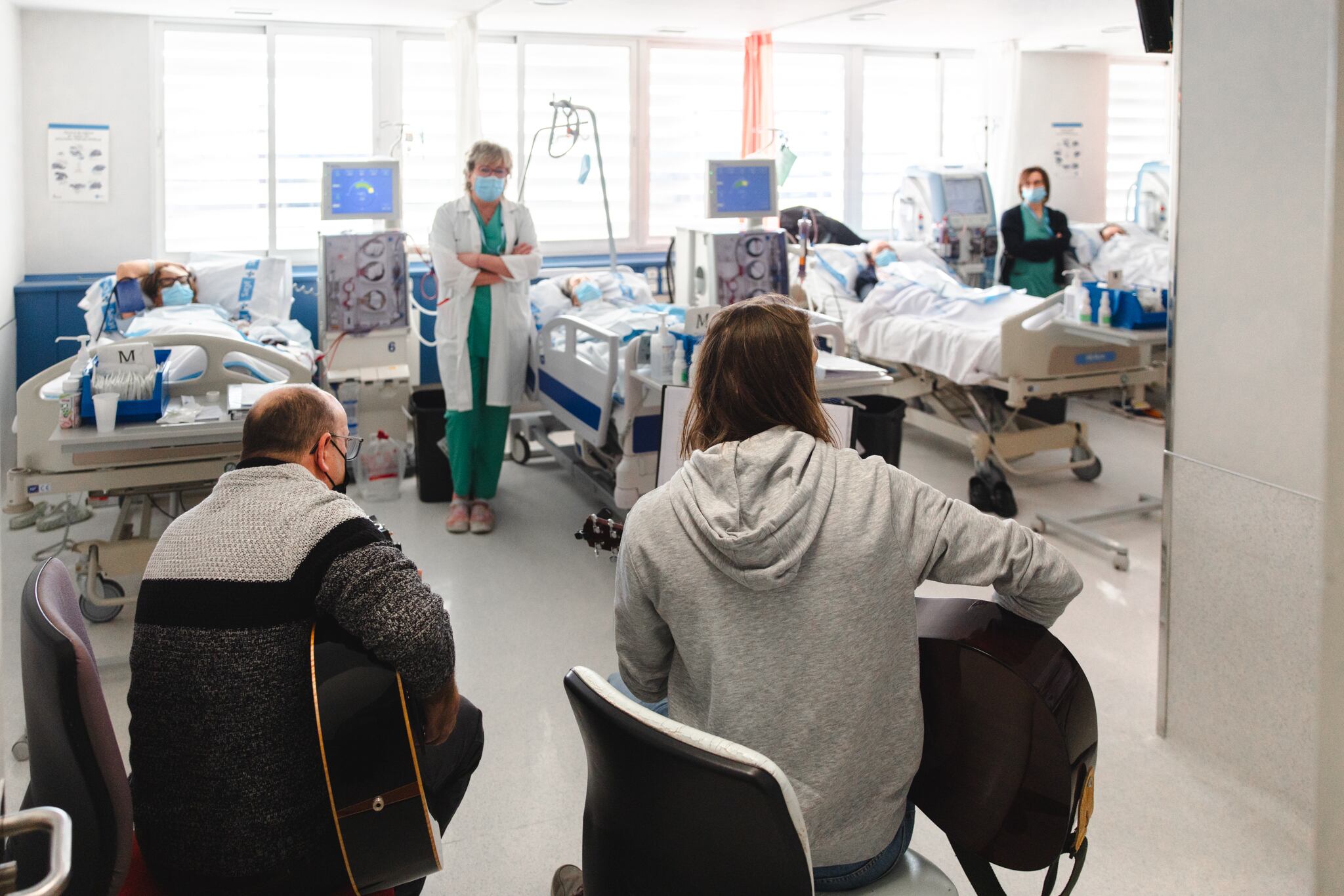 Músicos iluminan las navidades en la unidad de hemodiálisis del Hospital Río Carrión