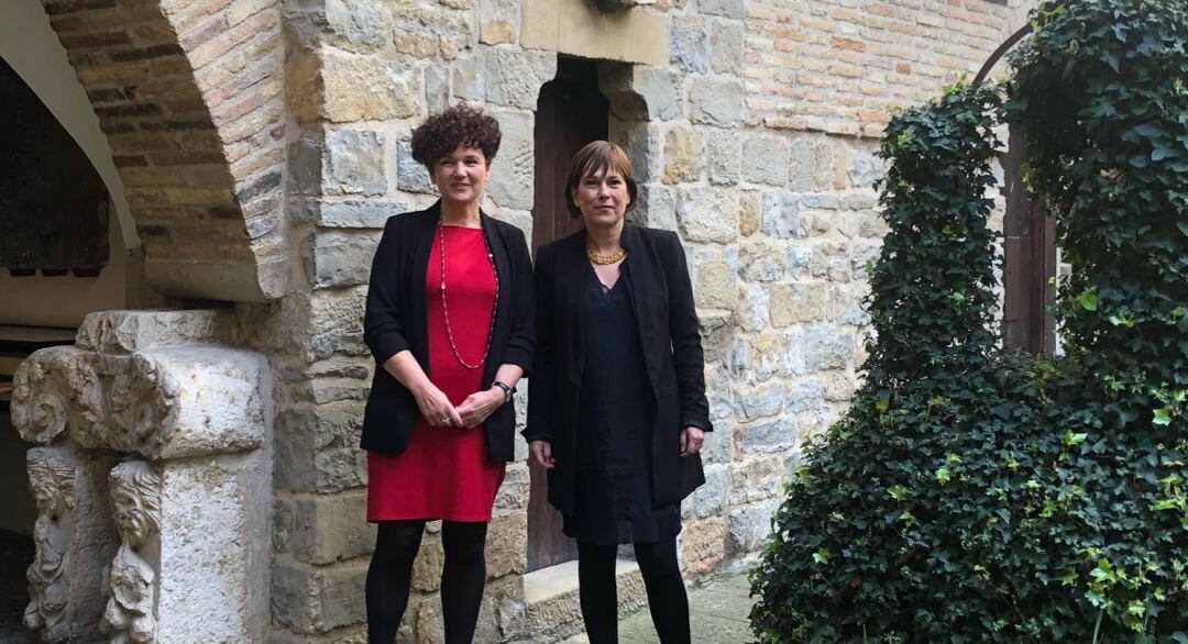 Uxue Barkos, presidenta del Gobierno de Navarra; y Asun Olaetxea,  presidenta de la Cámara de Comptos