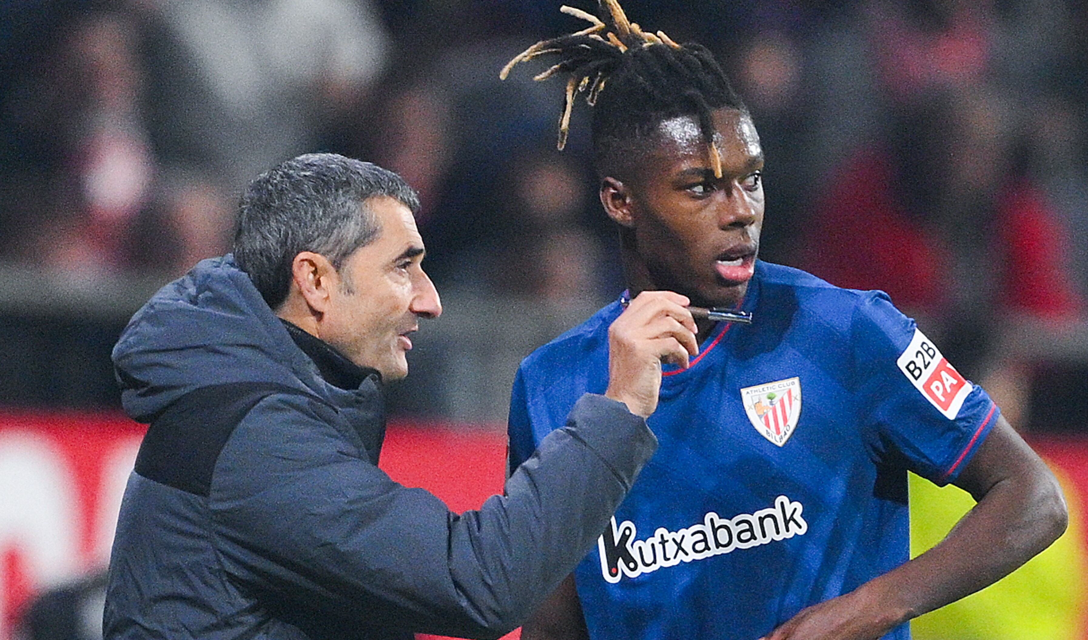 Ernesto Valverde da indicaciones a Nico Williams durante el partido ante el Girona