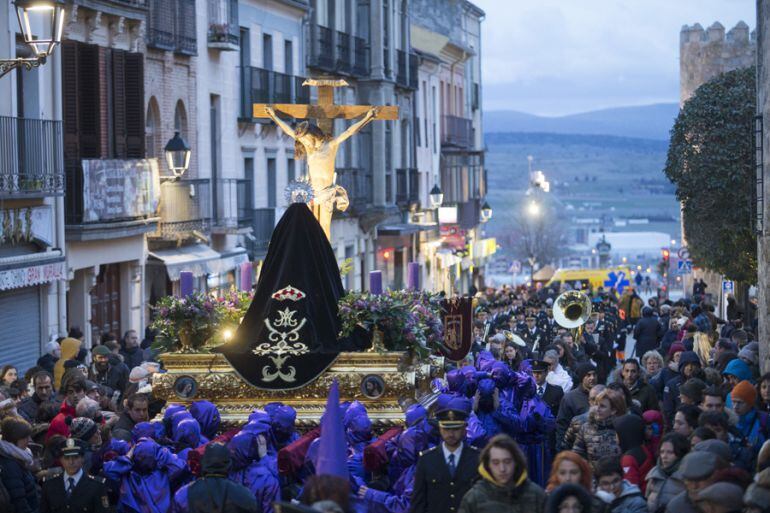 La Procesión de lso Estudiantes a su paso por la calle San Segundo