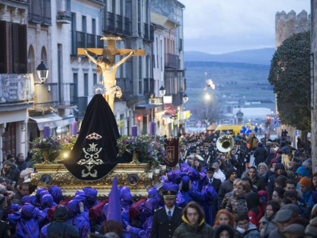 La Hermandad de los Estudiantes estrenó varios estandartes