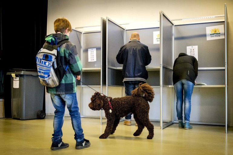 Varias personas acuden a un colegio electoral para ejercer su derecho al voto durante las elecciones parlamentarias en La Haya (Holanda).