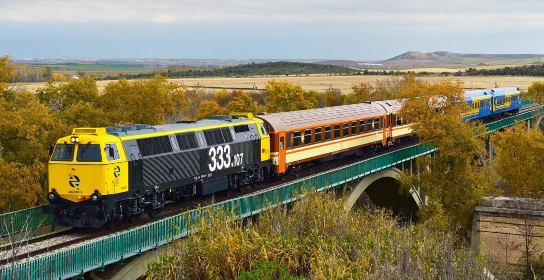 Locomotora diesel 333-107 al frente del tren turístico de la Asociación de Amigos del Ferrocarril de Madrid que vendrá se podrá ver en la estación de Cuenca el 12 de febrero.