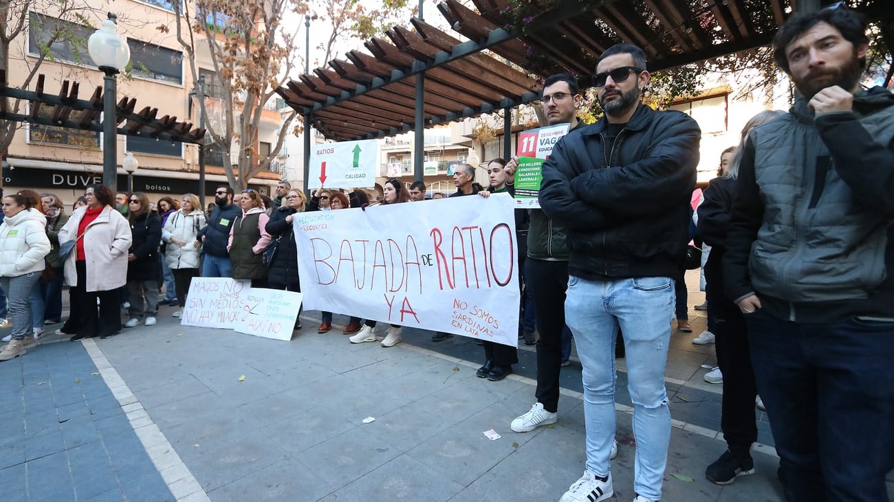 Multitud de docentes se han concentrado en la plaza Sagasta de Elda