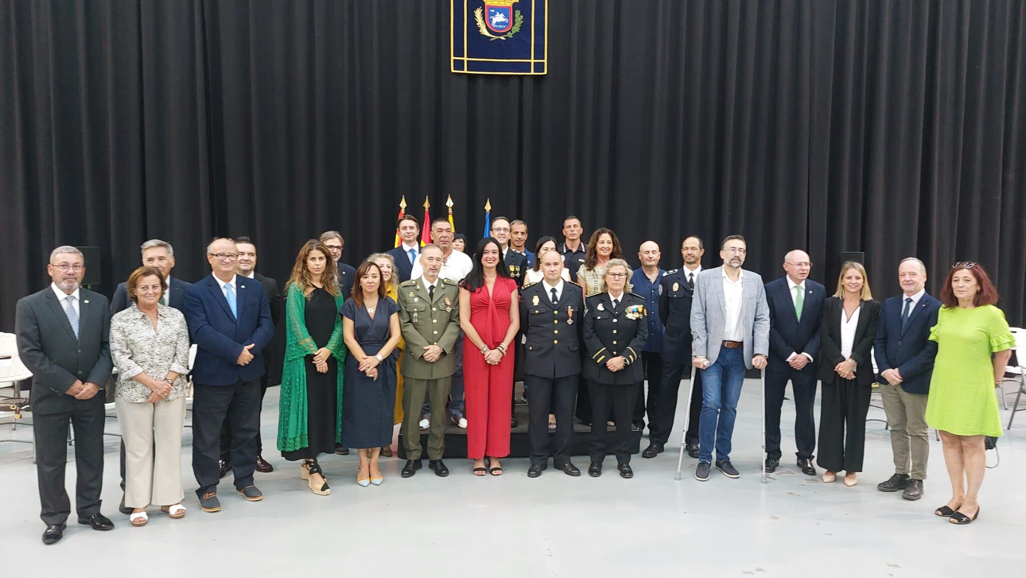 Miembros de la corporación municipal junto a agentes de la Policía Local y condecorados en este 2023