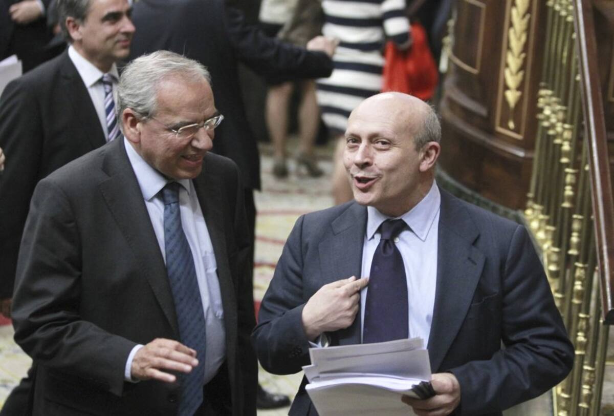Madrid, 22/05/2012.- El ministro de Educación, José Ignacio Wert, conversa con el diputado socialista Alfonso Guerra tras finalizar el pleno del Congreso, donde se continuó con el trámite sobre los presupuestos generales del Estado, con el debate del dict