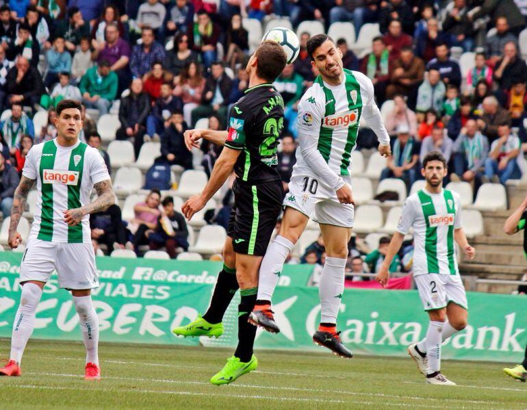 Alfaro pugna por un balón