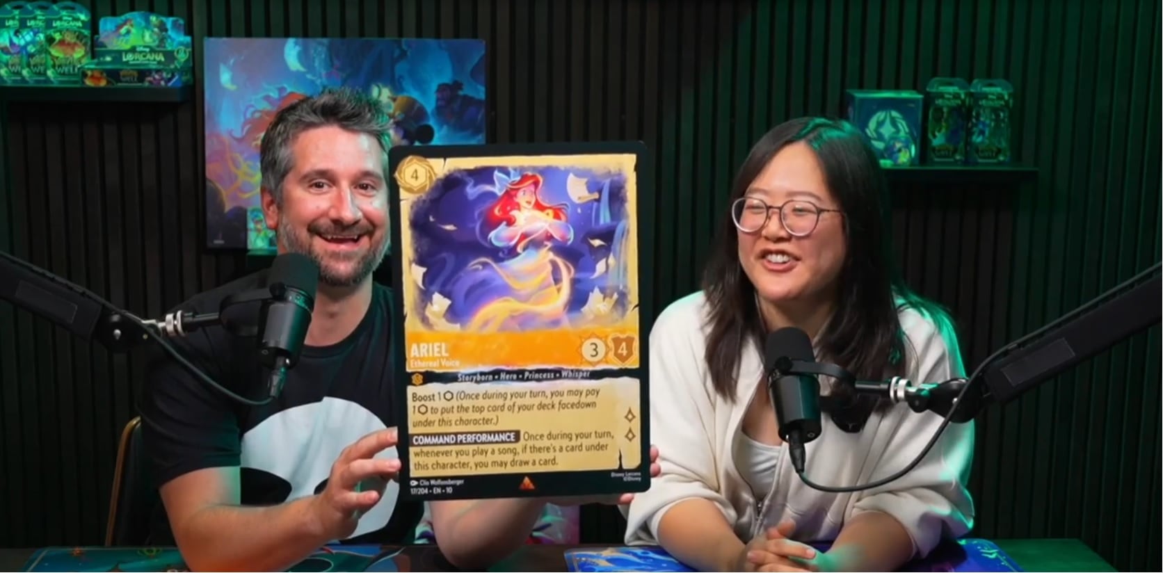 Greg Tito (director de comunicación) y Naomi Kim (international product manager) en la presentación de la nueva colección de Lorcana, Whispers in the well