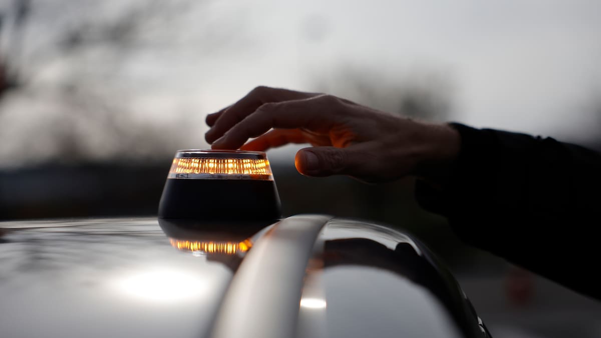 Si tengo una incidencia en carretera y activo la luz de emergencia V-16, ¿mi coche aparece en Google Maps o Waze?