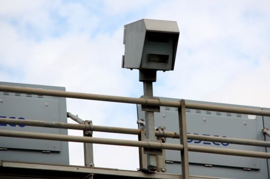 Imatge d'arxiu d'un radar de microones situat a un pòrtic de l'A-2 Sud en direcció Barcelona