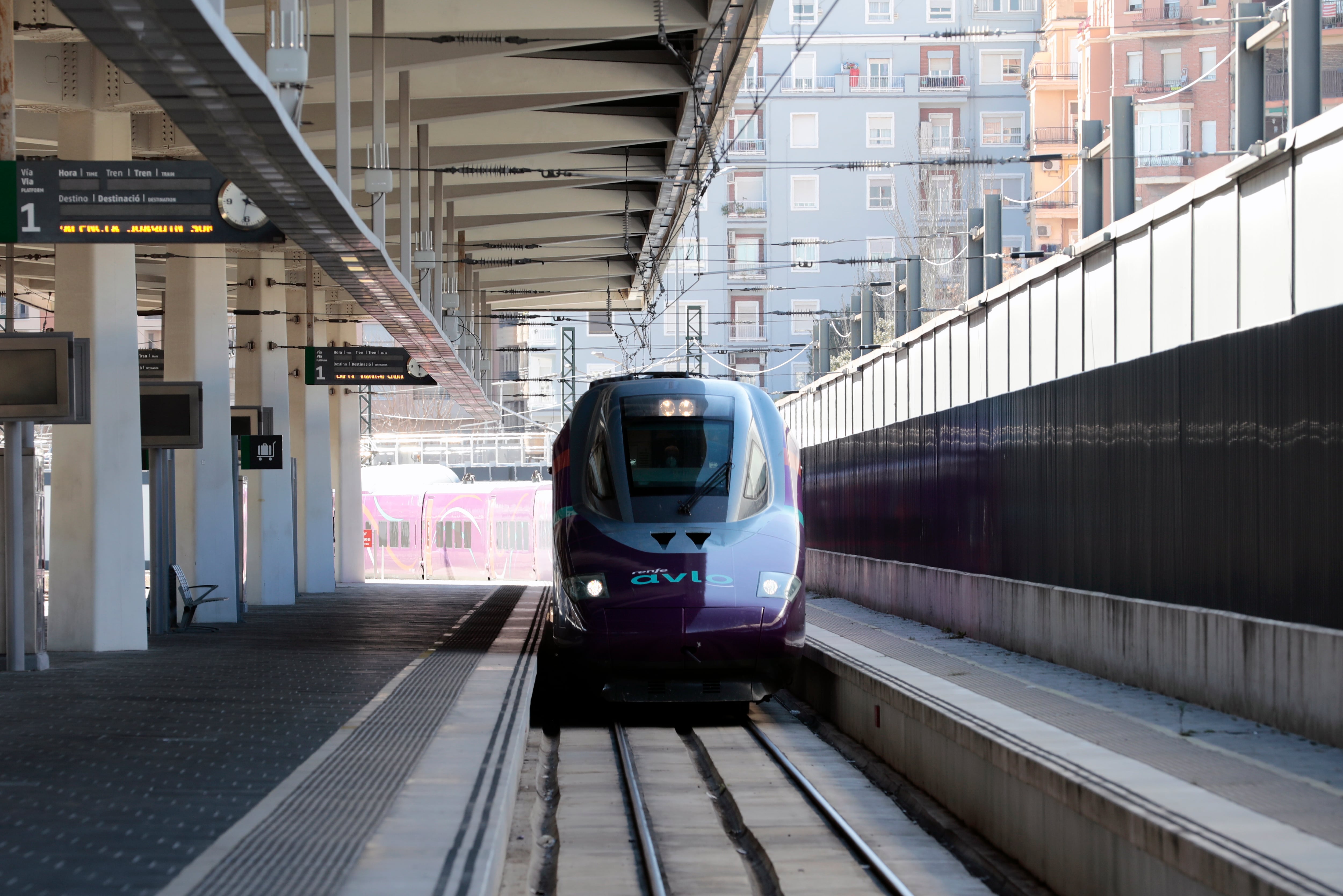 GRAFCVA2996. VALENCIA, 17/02/2022.- Renfe presenta su nueva ruta que desde el lunes enlazará València y Madrid a través de su marca Avlo, la primera de las tres nuevas compañías de bajo coste que durante este año prevén empezar a competir por el tráfico de una ruta clave para el transporte ferroviario español.En la imagen, a su llegada a la estación Joaquin Sorolla de Valencia.en su primer viaje de presentación.EFE/ Ana Escobar