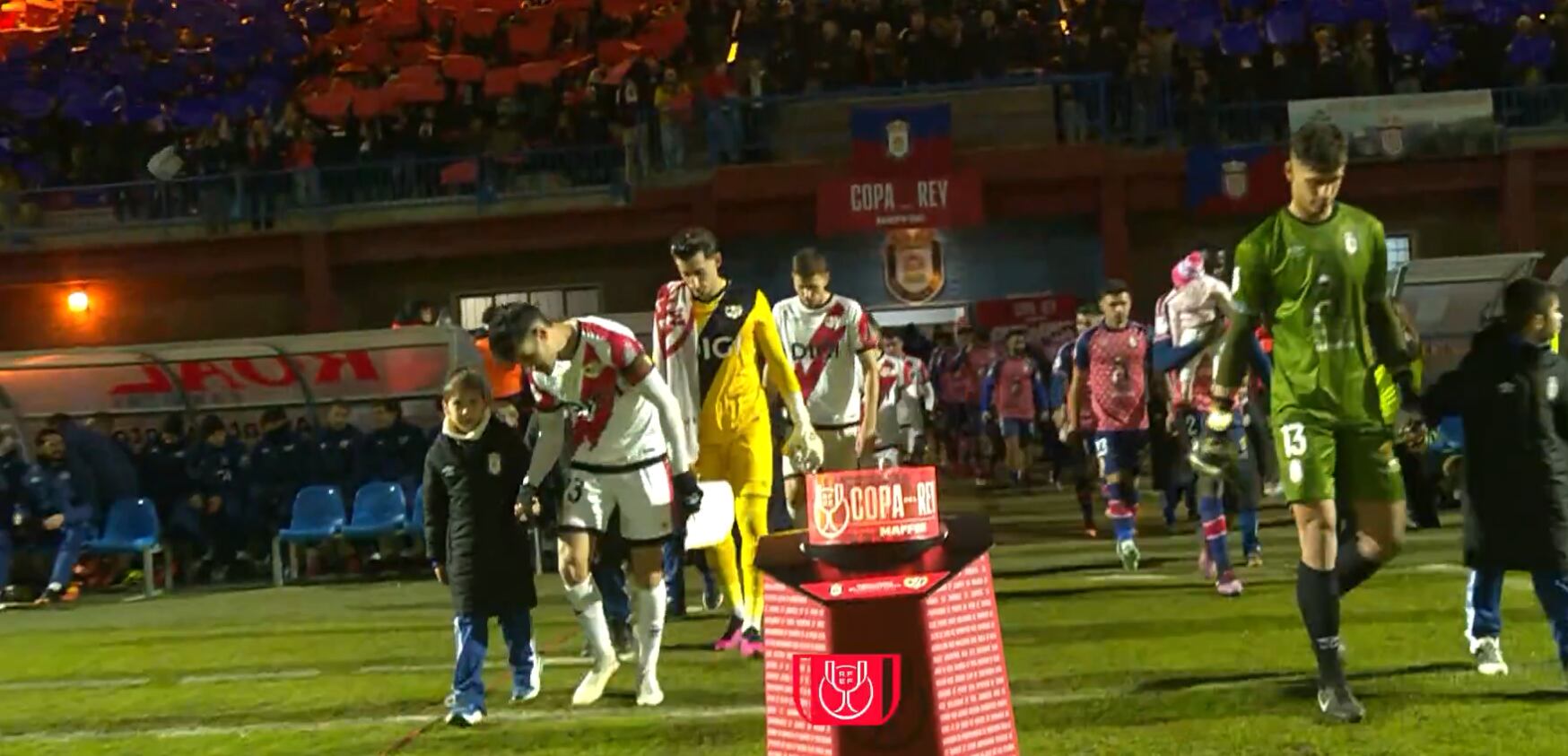 Real Ávila y Rayo Vallecano saltando al terreno de juego