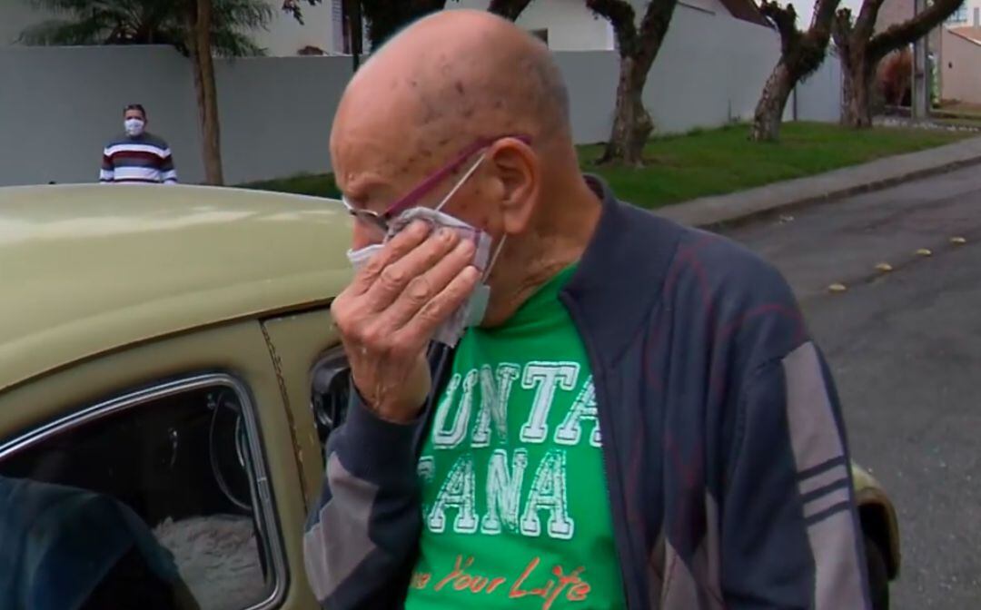 Imagen del profesor recibiendo su coche por sorpresa ante el medio brasileño RPC.