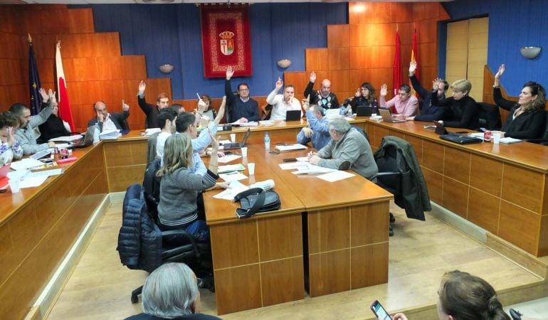 En el pleno de enero se aprobó también solicitar la inclusión del municipio  en la red de Cercanías de Madrid e instar a la Comunidad de Madrid a colocar marquesinas en las paradas de autobús 