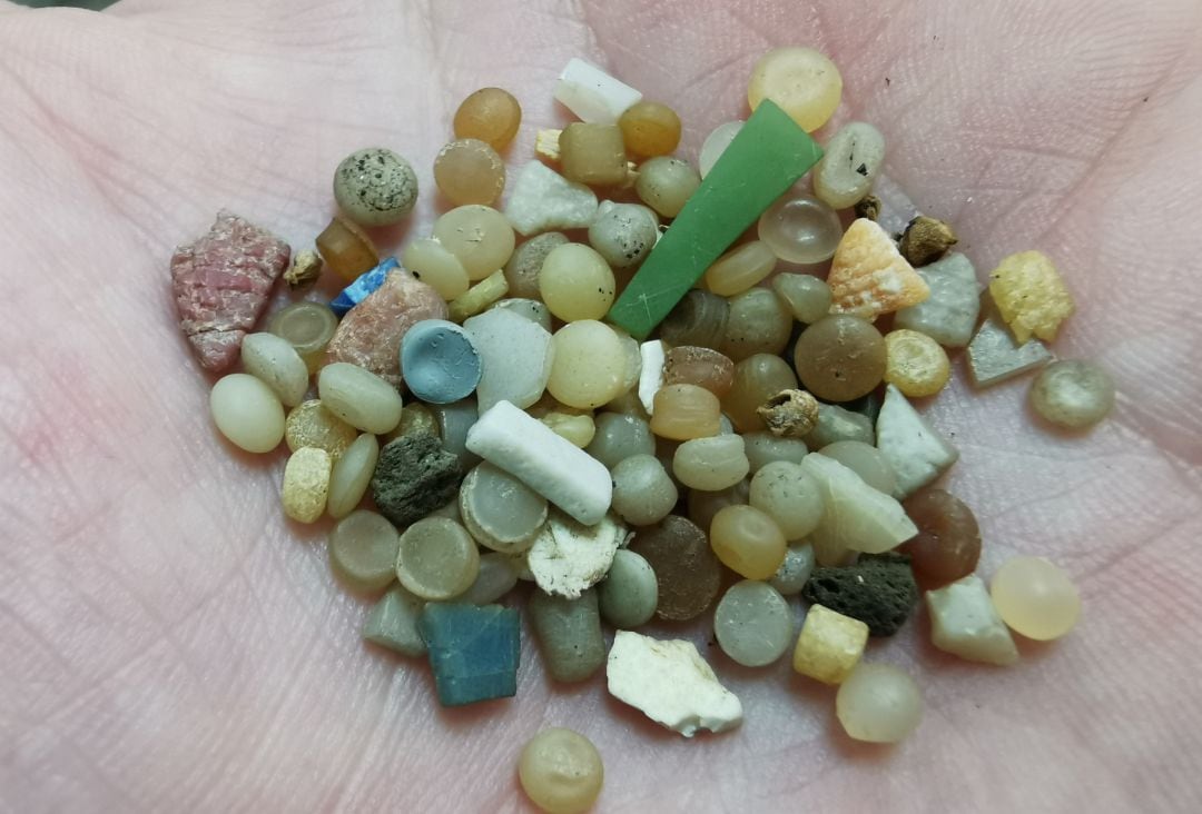 Algunos de los microplásticos hayados en las playas de Lanzarote y La Graciosa