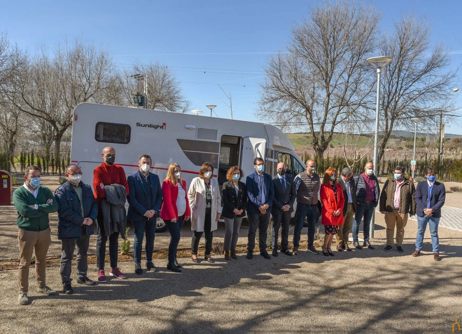 Imagen de la inauguración del nuevo área de autocaravanas, situado en la pedanía de Peralvillo