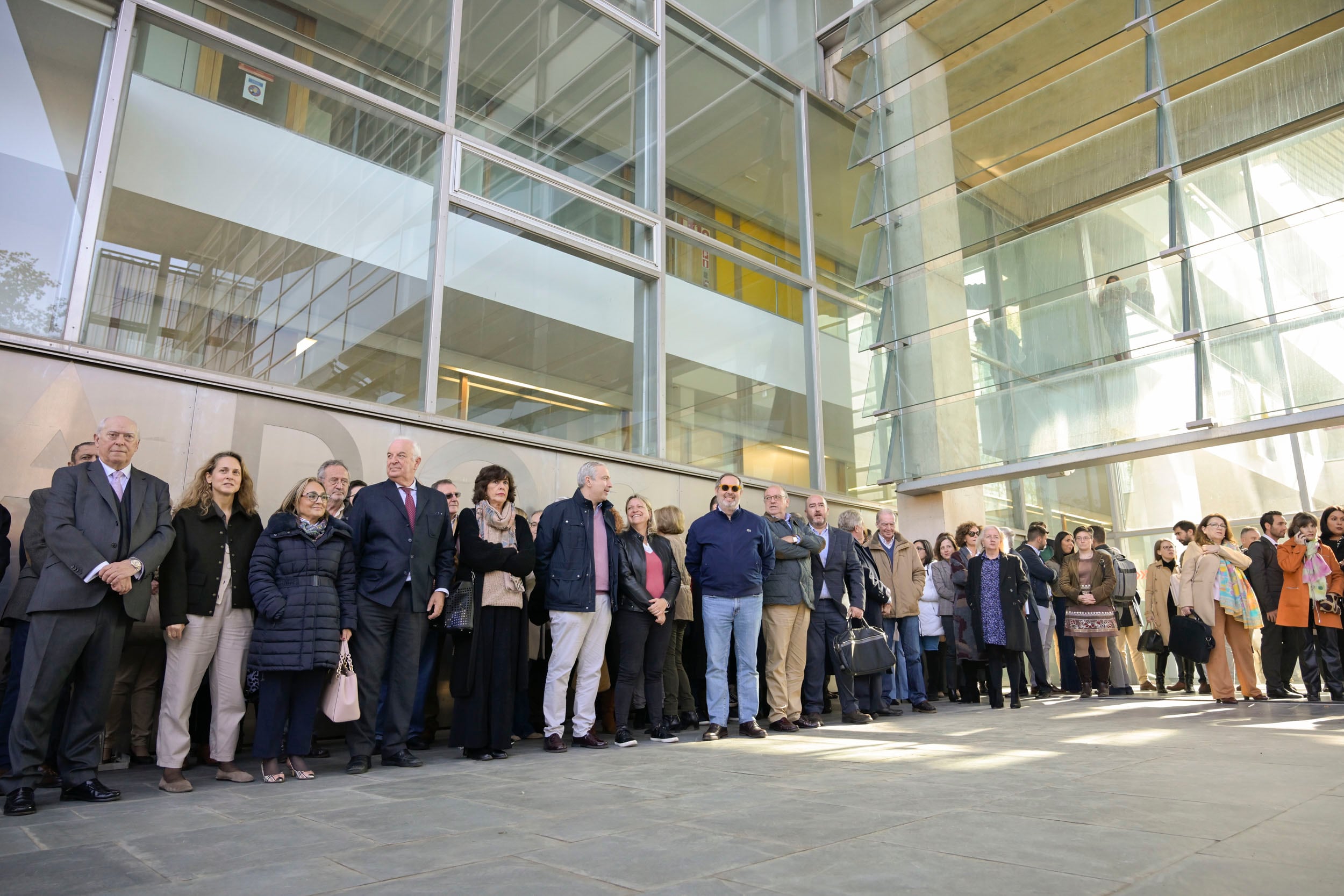 CIUDAD REAL, 17/11/2023.- Un centenar de jueces, fiscales, abogados y operadores jurídicos se han concentrado hoy viernes a las puertas de la sede de los Juzgados de Ciudad Real para apoyar los comunicados de diversos órganos judiciales y manifestar su compromiso con el Estado de Derecho y la separación de poderes. EFE/Jesús Monroy
