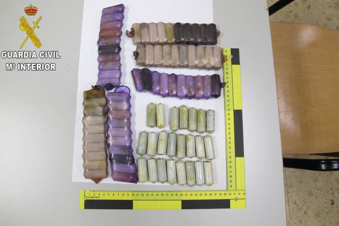 Los agentes descubrieron más de 140 bellotas de cocaína entre la ropa de dos pasajeros en el aeropuerto de Valencia
