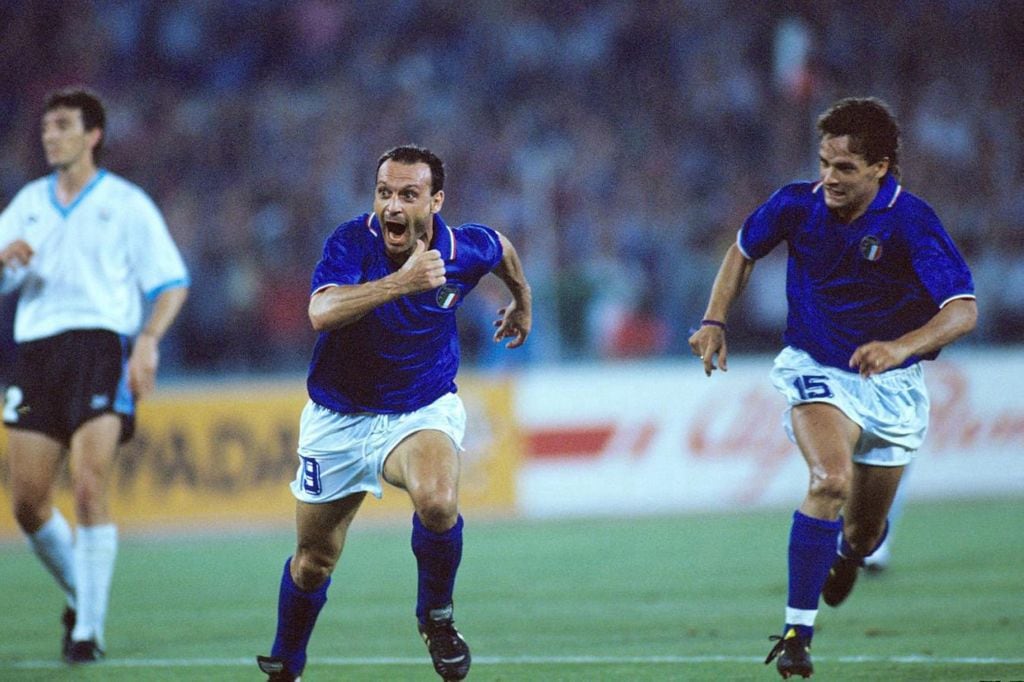 Salvatore Schillaci (i) celebra una victoria de Italia con su compañero Roberto Baggio (d) en el Mundial de Italia 1990.