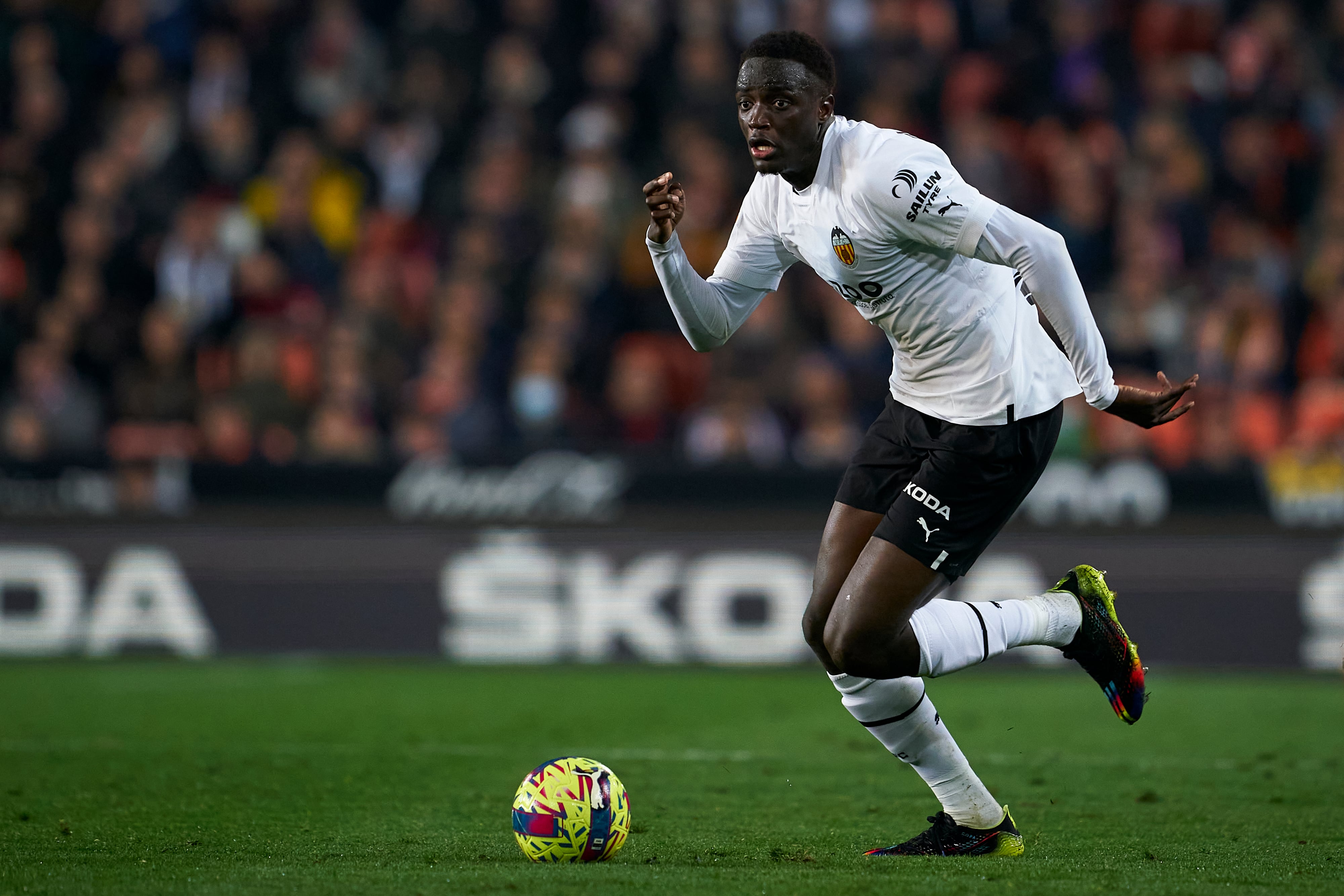 Mouctar Diakhaby of Valencia CF runs with the ball during the LaLiga Santander match between Valencia CF and Cadiz CF at Estadio Mestalla on January 06, 2023 in Valencia, Spain. (Photo by Manuel Queimadelos/Quality Sport Images/Getty Images)