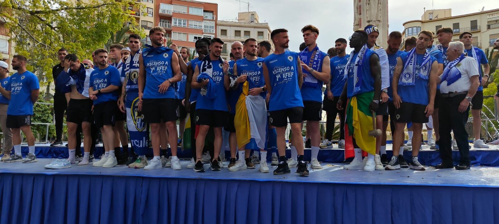 Los jugadores del Hércules celebran el ascenso en la plaza de Los Luceros