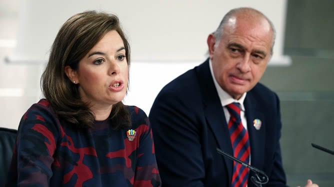 La vicepresidenta y ministra de la Presidencia, Soraya Saenz de Santamaría, y el ministro de Interior, Jorge Fernández Díaz, durante la rueda de prensa posterior al Consejo de Ministros