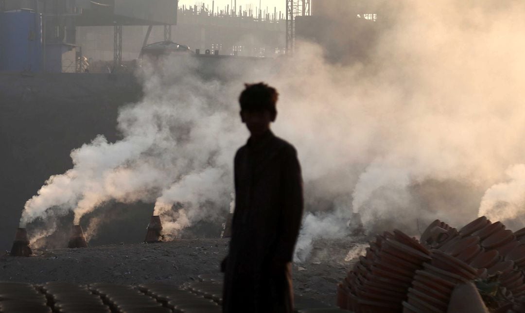 Un hombre posa frente a un horno de una fábrica de ladrillos, en Karachi (Pakistán)