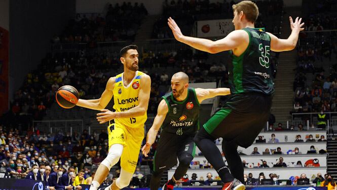 Joan Sastre (i), alero del Lenovo Tenerife.