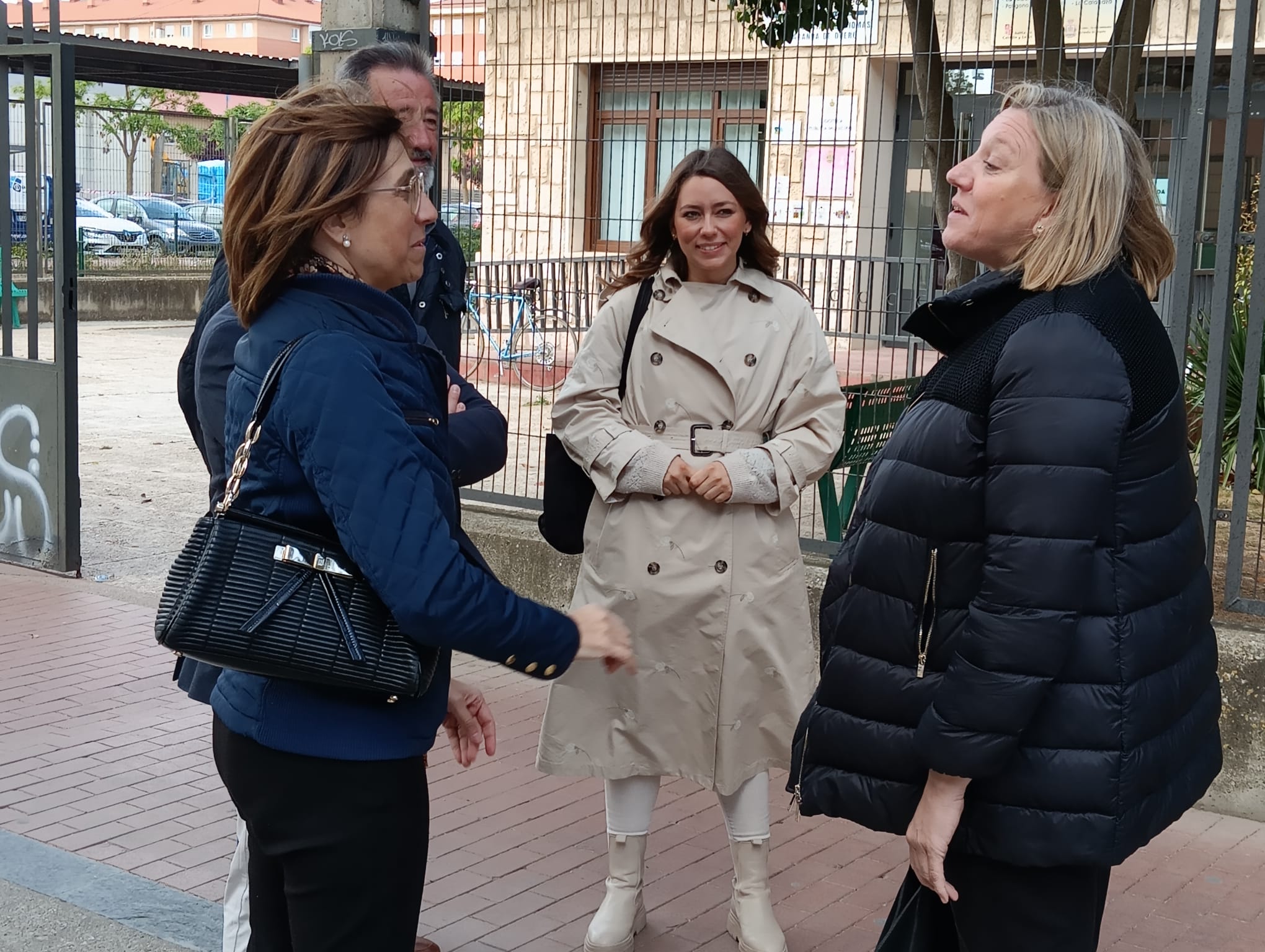 &quot;La Junta lo está haciendo muy bien... y el Ayuntamiento más&quot;, parecen decirse la alcaldesa y la consejera