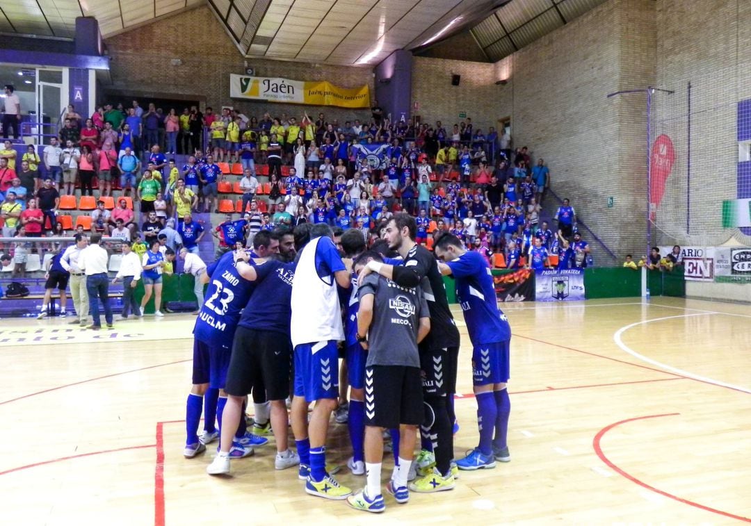 Piña del FS Viña Albali Valdepeñas, durante el partido de pretemporada contra el Jaén Paraíso 