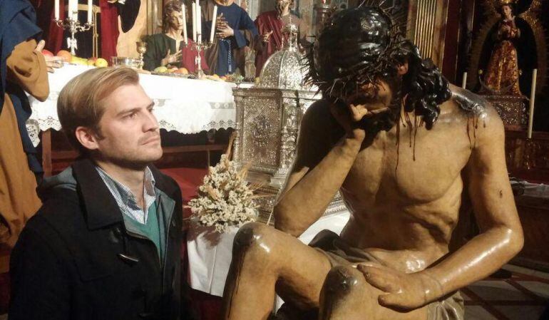 José Carlos González, junto a la talla del Cristo de la Humildad y Paciencia