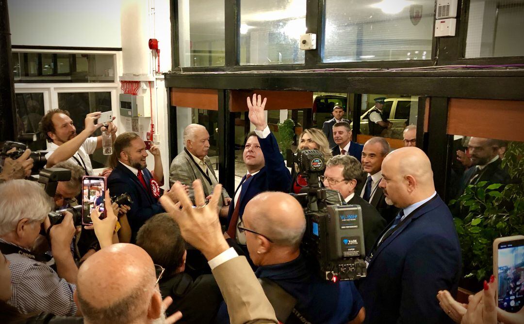 Fabian Picardo con la mano alzada indicando cuatro años más.